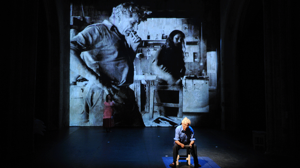 John Berger durante un ensayo para una obra de teatro.