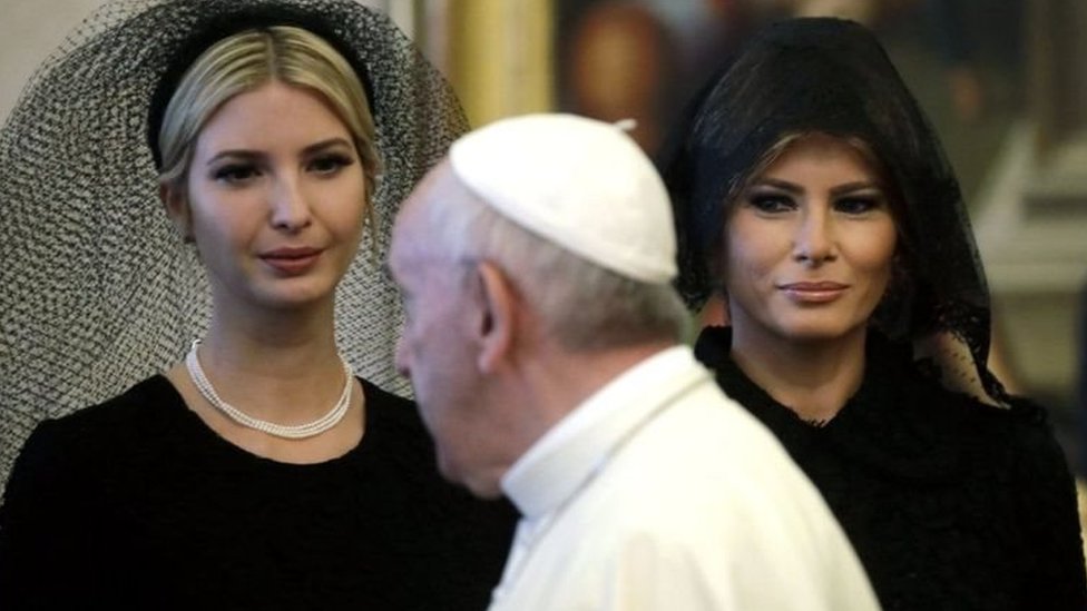 البابا يقف أمام ميلانيا وإيفانكا ترامب