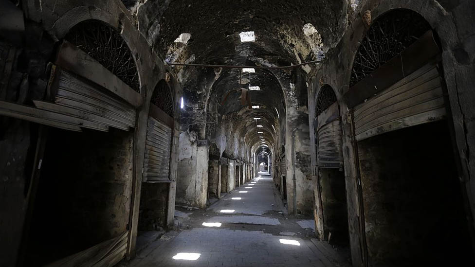 Sólo unas 30 de casi 5.000 tiendas en el zoco de Homs han reabierto. Callejón en Homs