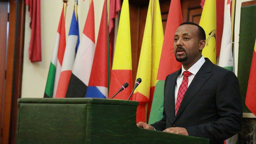 Natasha Koroleva va Tina Karolning yalangoch fotosuratlari Qizlarning kokraklari sutyensiz