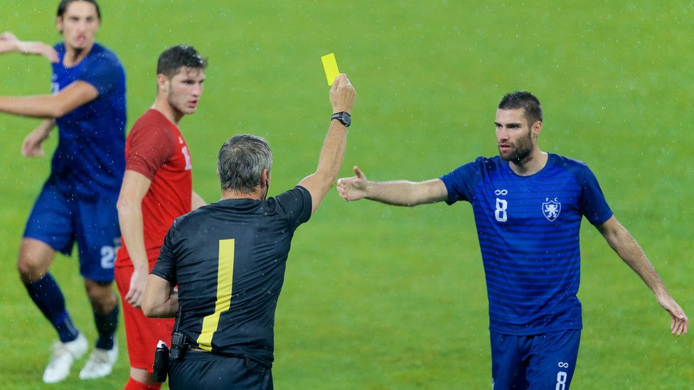 Cartazes Amarelos E Vermelhos Do árbitro De Bola De Futebol. Jogo