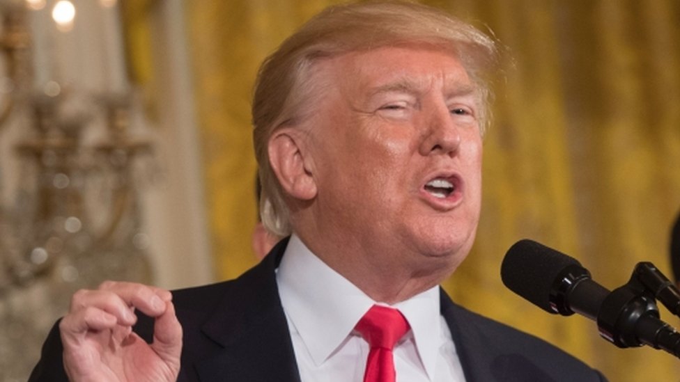 Donald Trump dijo haber tomado la media luego de consultar con "expertos militares. Donald Trump