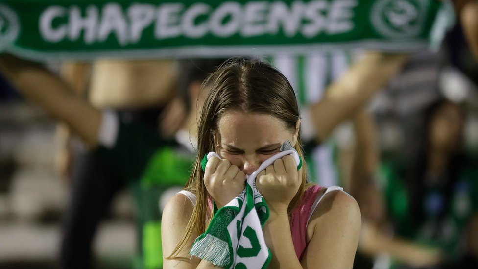 Hincha del Chapecoense llora tras la tragedia.
