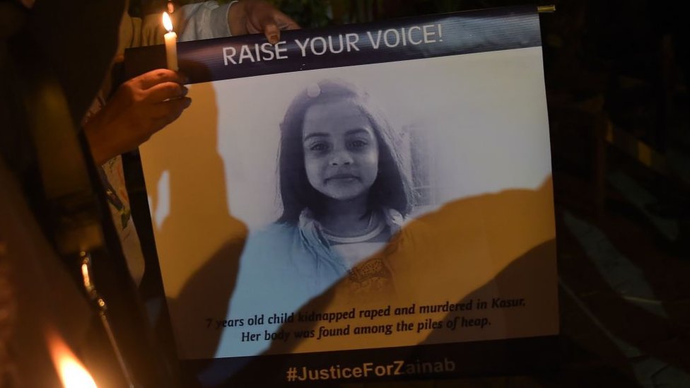 Jasad Zainab ditemukan di tempat pembuangan sampah di pinggiran kota Kasur, Pakistan, setelah sebelumnya diperkosa dan dicekik hingga tewas oleh pelakunya.