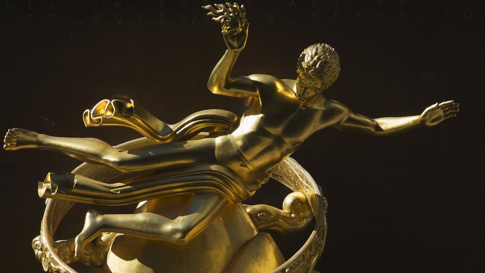 Prometeo, el que está representado en la estatua dorada del Centro Rockefeller de Nueva York, dio el ejemplo dándole a la humanidad el fuego.