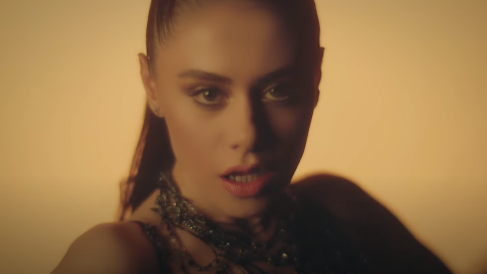 Qizlarni emdirish porno video