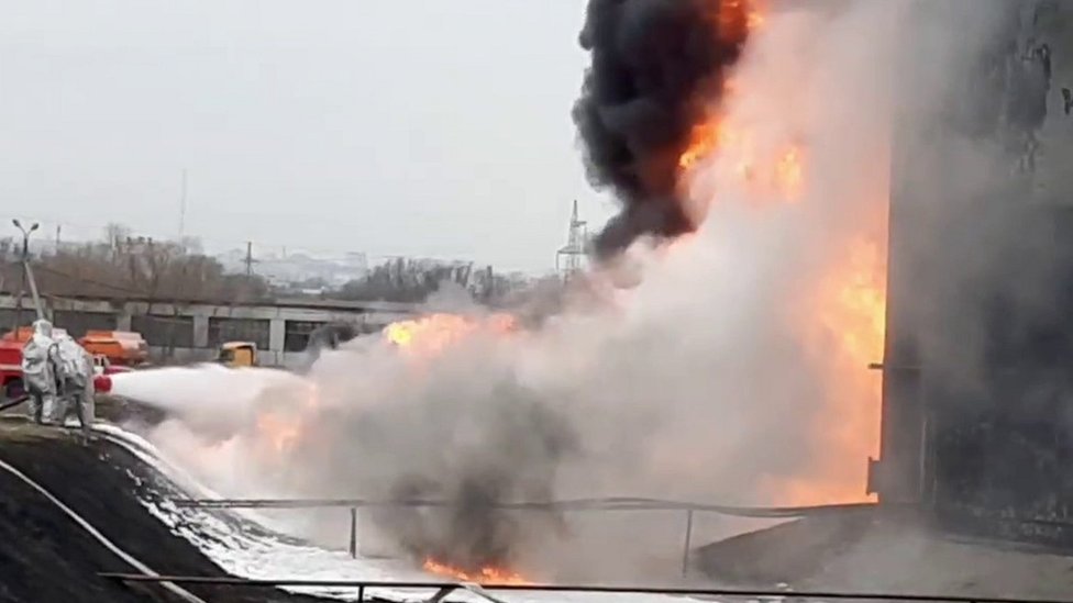 ウクライナがロシア領内の空軍2基地にドローン攻撃か 3人死亡と