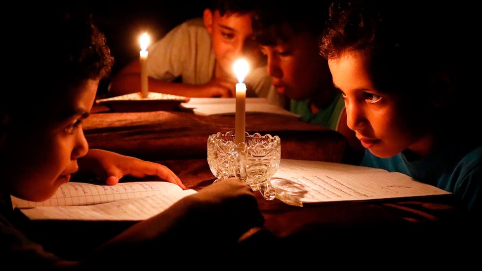 Anak-anak Palestina belajar dengan lilin karena krisis energi di Gaza.