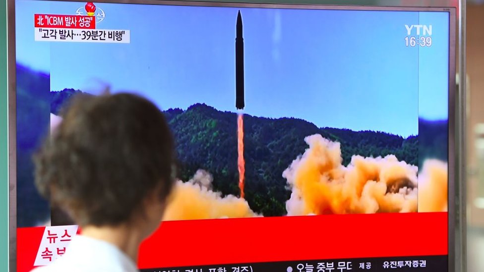 Una mujer en Seúl observa el lanzamiento de un misil norcoreano.