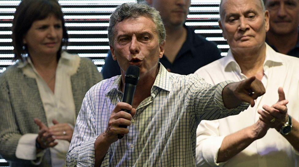 A pesar del ajuste "gradualista", Macri mantiene buenos números de aprobación gracias, en parte, al rechazo que suscita Kirchner. A pesar del ajuste "gradualista", Macri mantiene buenos números de aprobación gracias, en parte, al rechazo que suscita Kirchner.