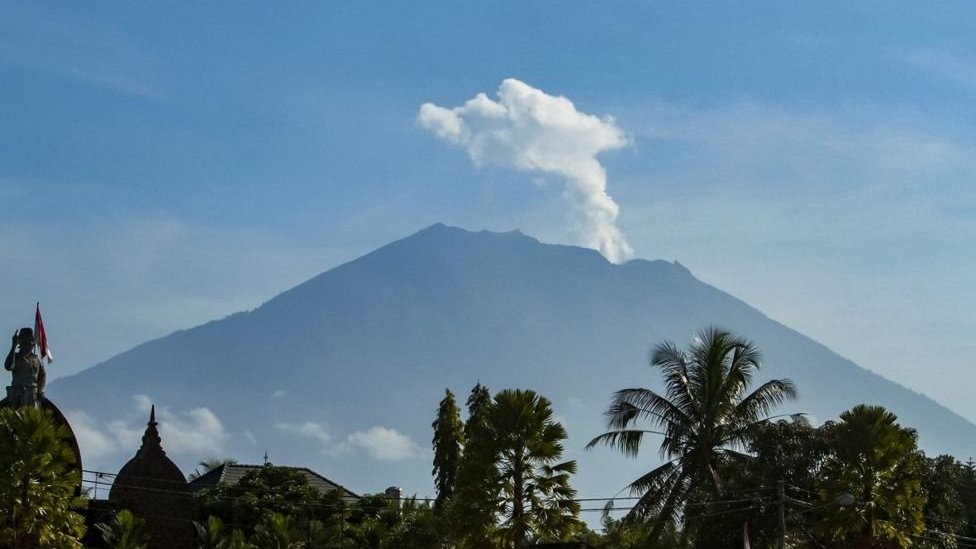 Status Gunung Agung diturunkan, semua pengungsi dapat kembali ke rumah