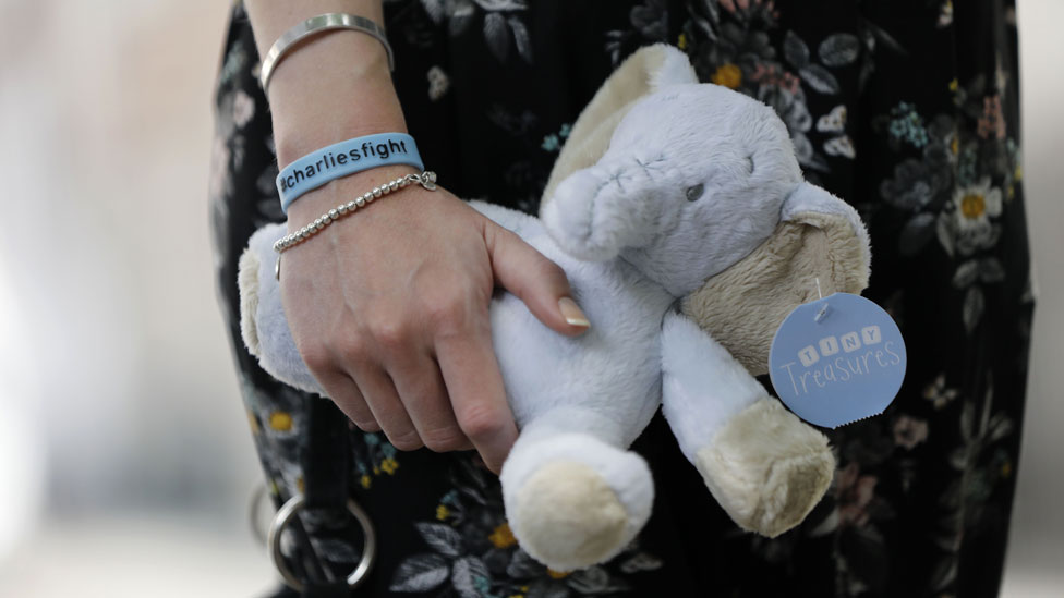 Connie Yates con un elefante de peluche