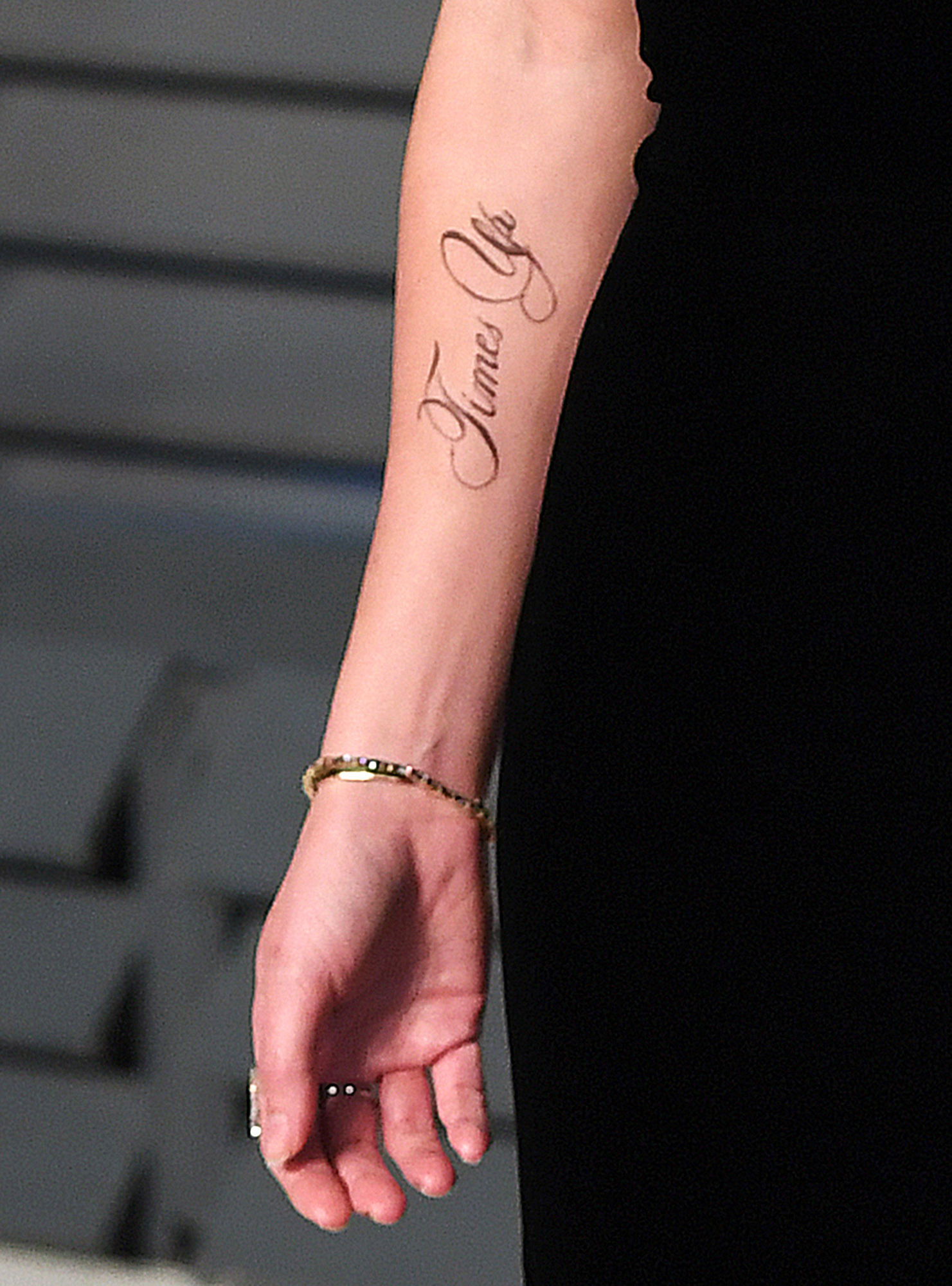 Tatuaje en honor a Time's Up en el antebrazo derecho de Emma Watson el domingo 4 de marzo de 2018 en la fiesta tras la ceremonia de los Oscar de Vanity Fair en Los Ángeles.