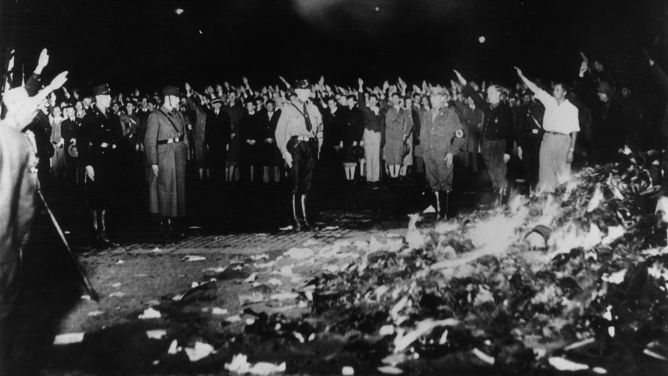 En los años 30 los nazis empezaron a quemar libros de autores judíos, entre ellos las obras de Freud. Quema de libros en 1933 en la Alemania nazi