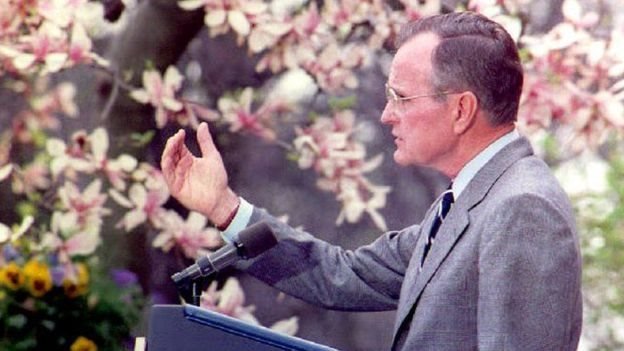 الرئيس السابق جورج بوش وخلفه شجرة جاكسون