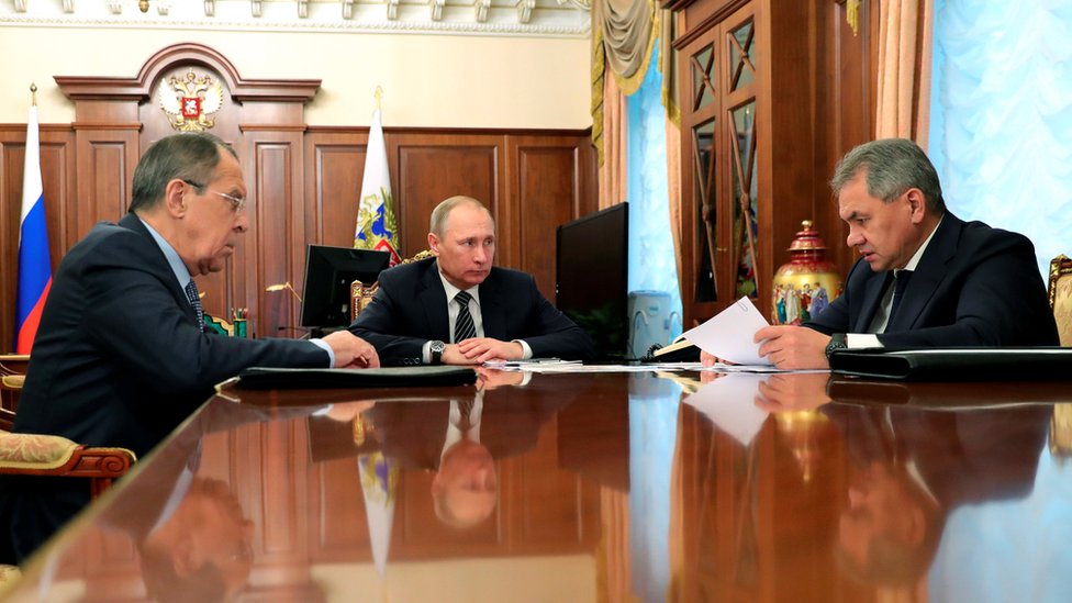 El ministro de Exteriores ruso, Sergei Lavrov, el presidente Putin y el ministro de Defensa ruso, Sergei Shoigu.