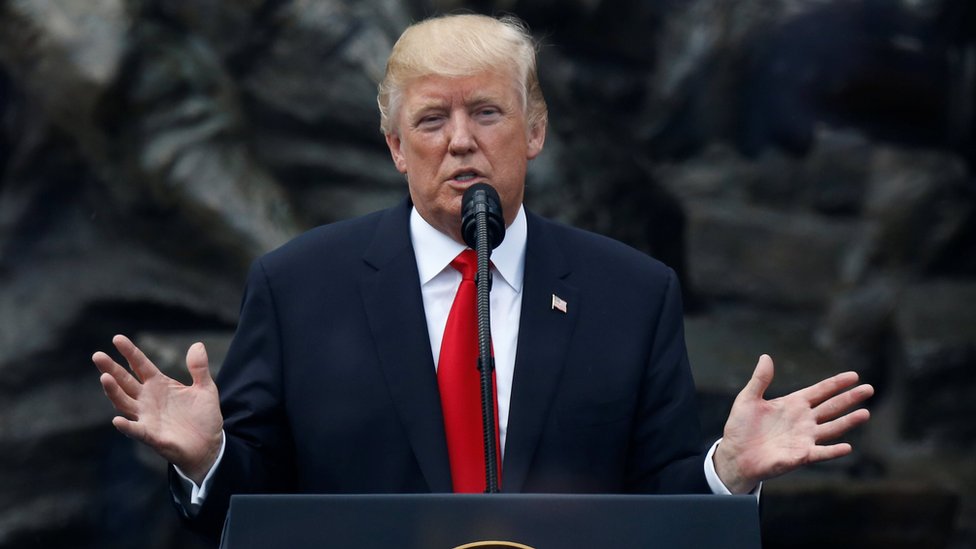 Donald Trump dando un discurso en Polonia.