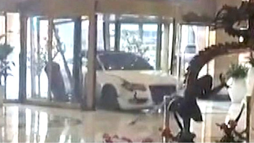 Angry guest crashes car into hotel in Shanghai