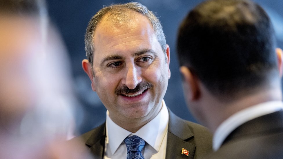 Jinsiy olat bilan bokiralikni tekshirish: Porno videolarni tomosha qiling Ular paypoq bilan oyoqlarini silkitadilar