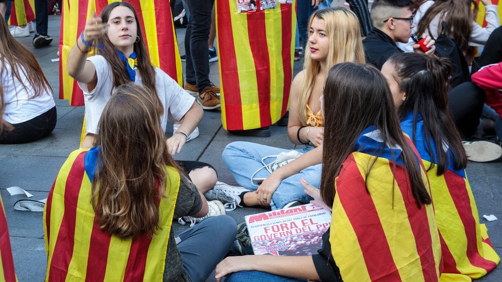 Catalan crisis: Puigdemont under pressure over independence bid