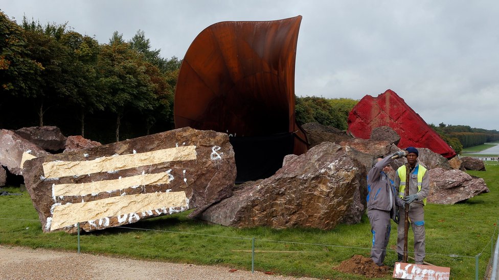 Anish Kapoor vandalised statue to be covered in gold - BBC News