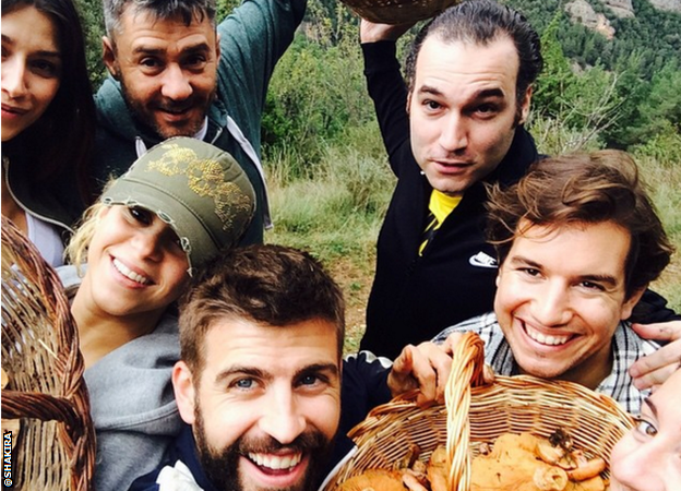 Pique and Shakira go mushroom picking