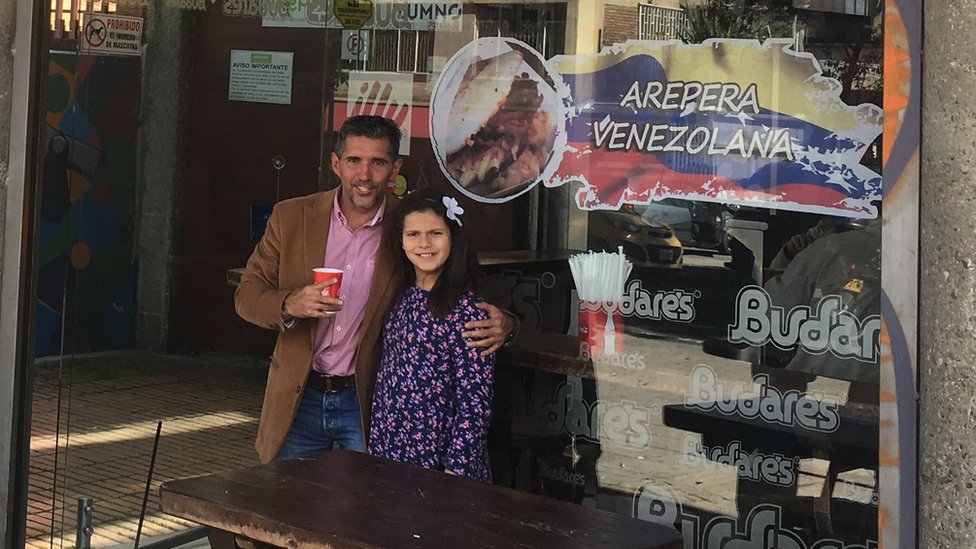 Rogelio Yerena frente a su negocio de arepas venezolanas (Foto: Boris Miranda)