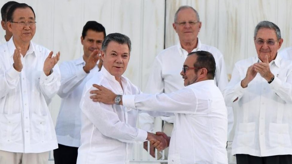 El presidente colombiano, Juan Manuel Santos (izquierda) y el líder de las FARC, Rodrigo Londoño, alias Timochenko (derecha)