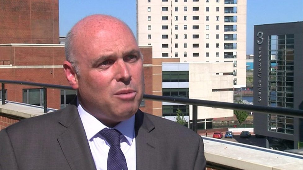 Paul Davies AC yn wfftio honiadau o fod yn "llwyd" BBC Cymru Fyw