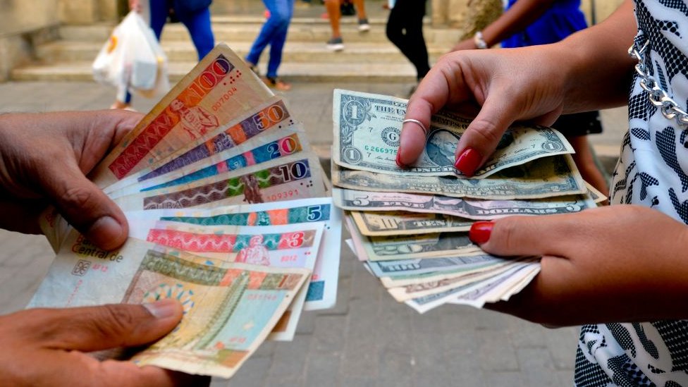 Por qué Cuba suspendió los depósitos de dólares en efectivo en la isla (y  cómo afectará a la población) - BBC News Mundo