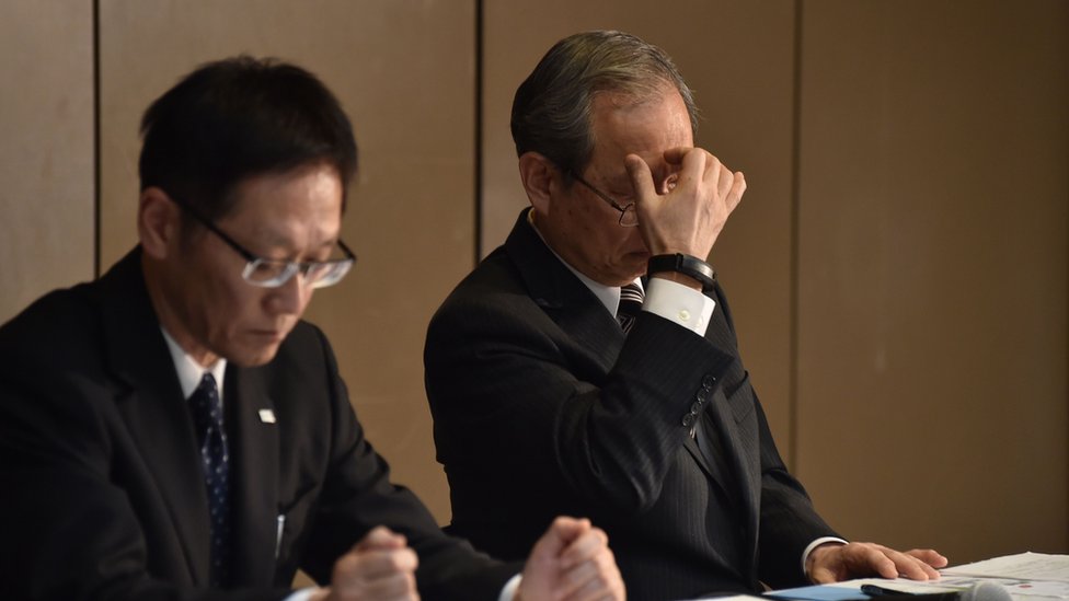 El presidente de Toshiba Satoshi Tsunakawa (derecha) enfrenta un terrible problema financiero con su empresa.