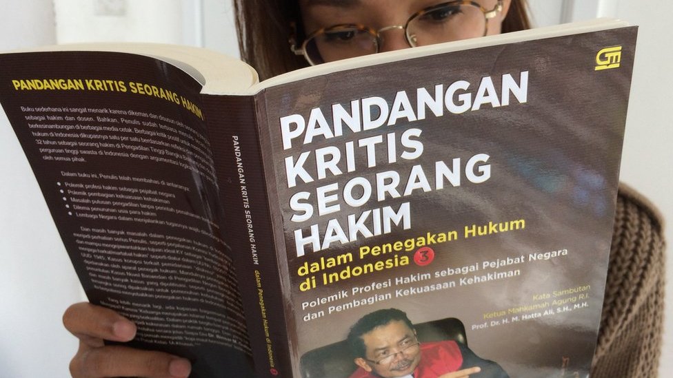 Uni qolga olmasdan sikayotgan porno videolarni tomosha qiling