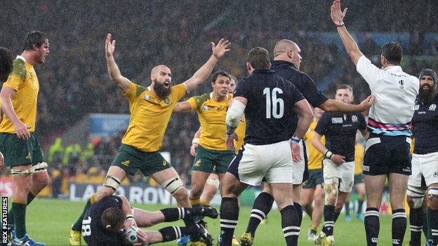 Craig Joubert awards Australia a late penalty against Scotland