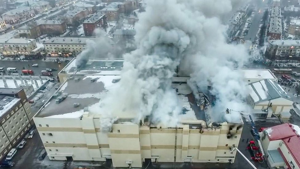 El incendio se desató en el cuarto piso e hizo colapsar el techo.
