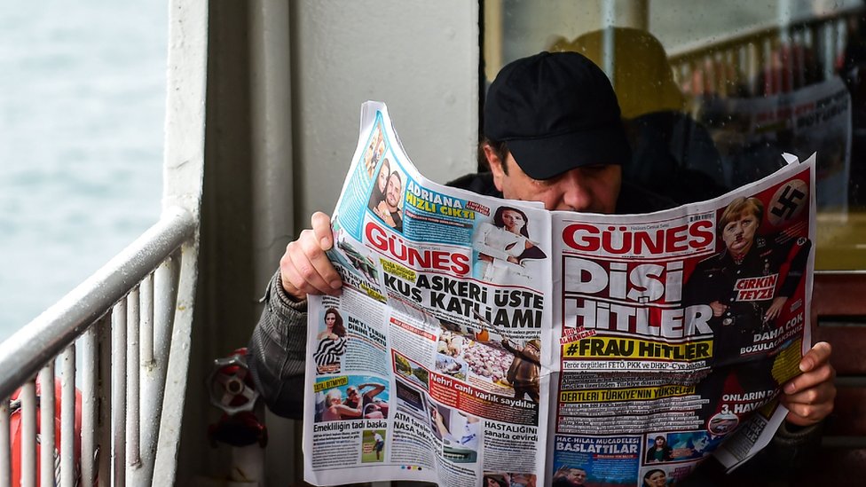 مواطن تركي يقرأ عدد من صحيفة غونيس التركية