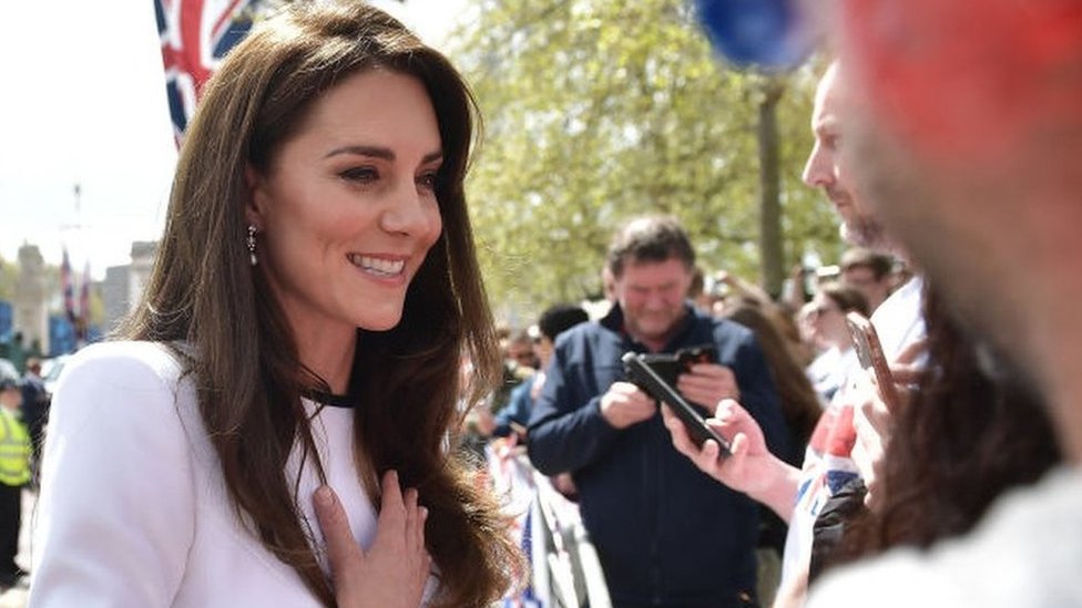 The King, William and Kate surprise supporters on Mall