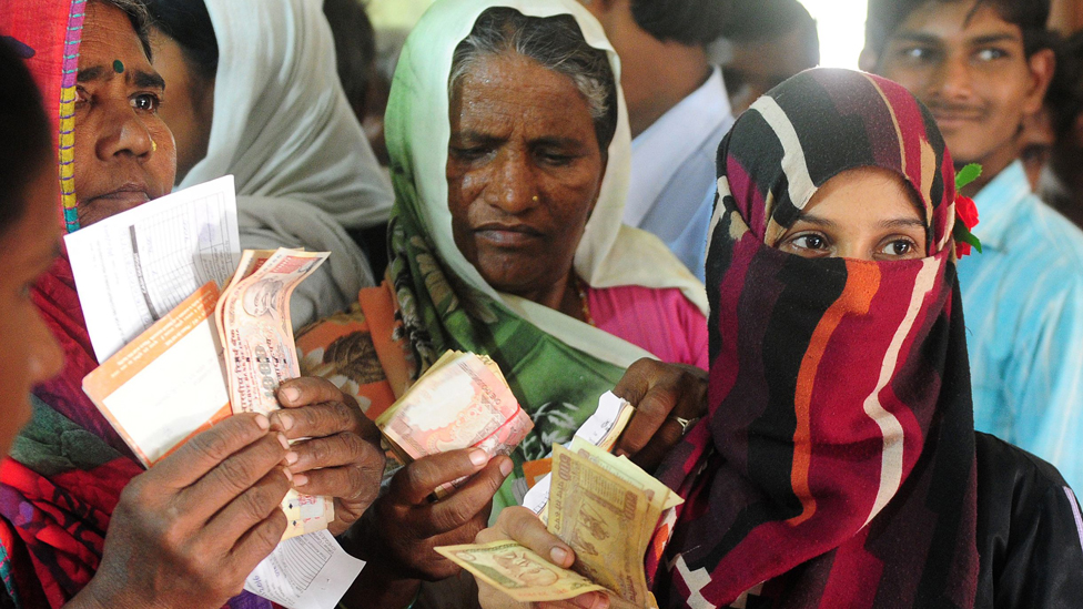 Mujeres haciendo fila para cambiar sus billetes en India