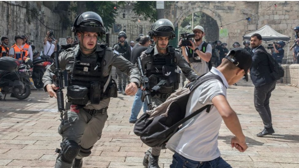 Ofitserning yosh xotinini sikayotgan askar surati.