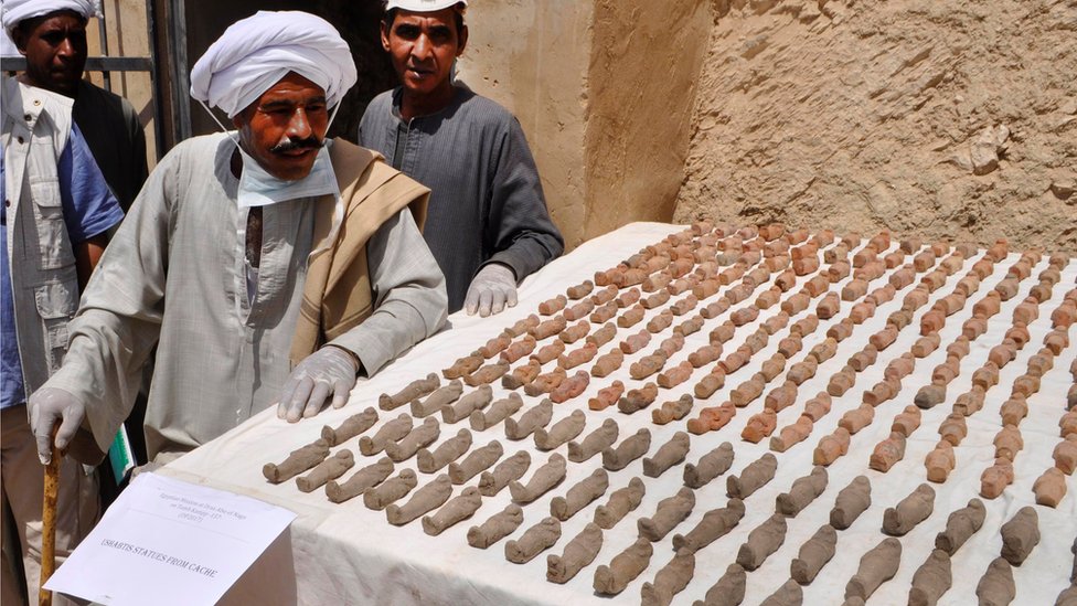 Arqueólogos muestran las figuras encontradas