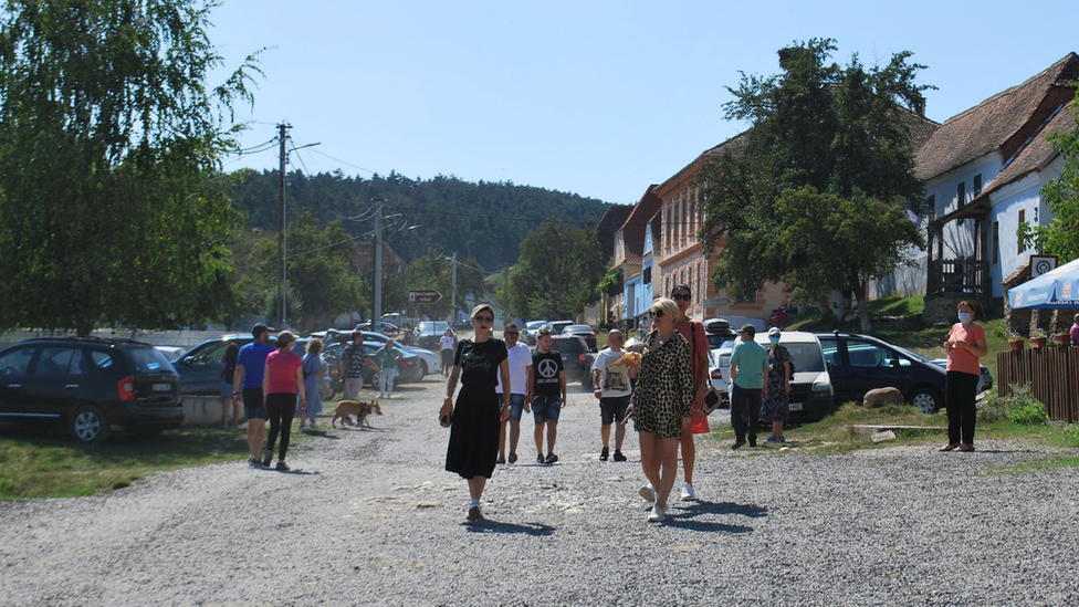 Touristen im Dorf Viscri im August