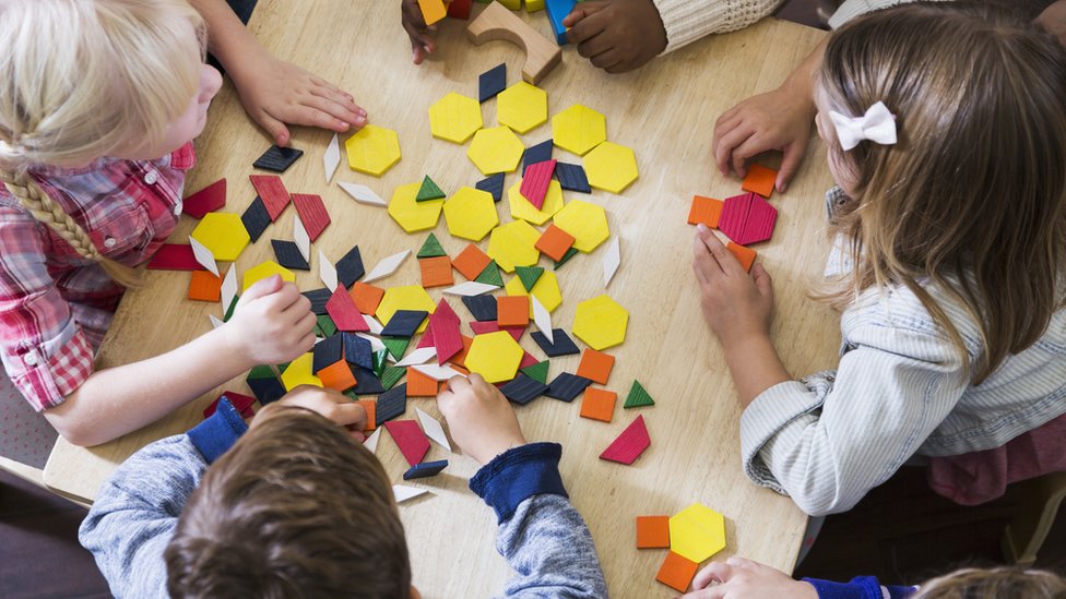 Los conceptos matemáticas que aprendemos en la escuela no tienen aplicaciones en el mundo de todos los días, señala la experta. Niños en la escuela