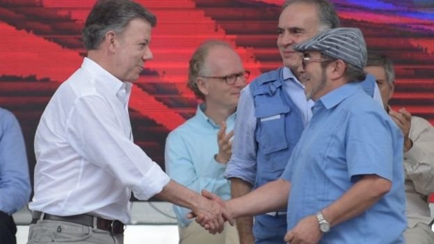 Juan Mnauel Santos, presidente de Colombia, y Timochenko