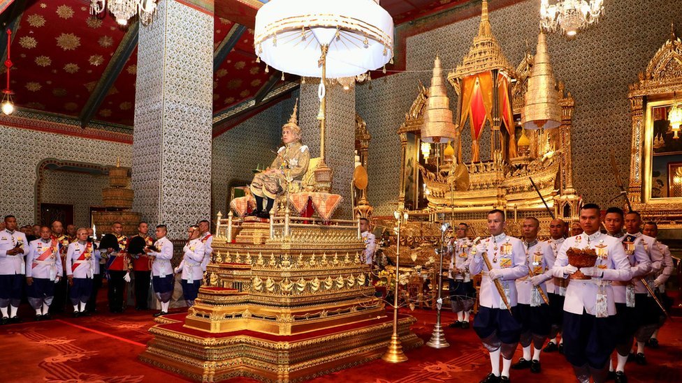 タイ国王　即位60年記念式典　集合写真 タイのプミポン国王の即位60年を祝う王…：世界のロイヤル