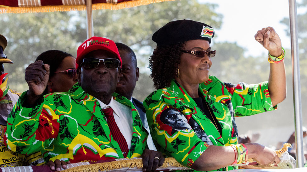 Robert Mugabe junto a su esposa Grace