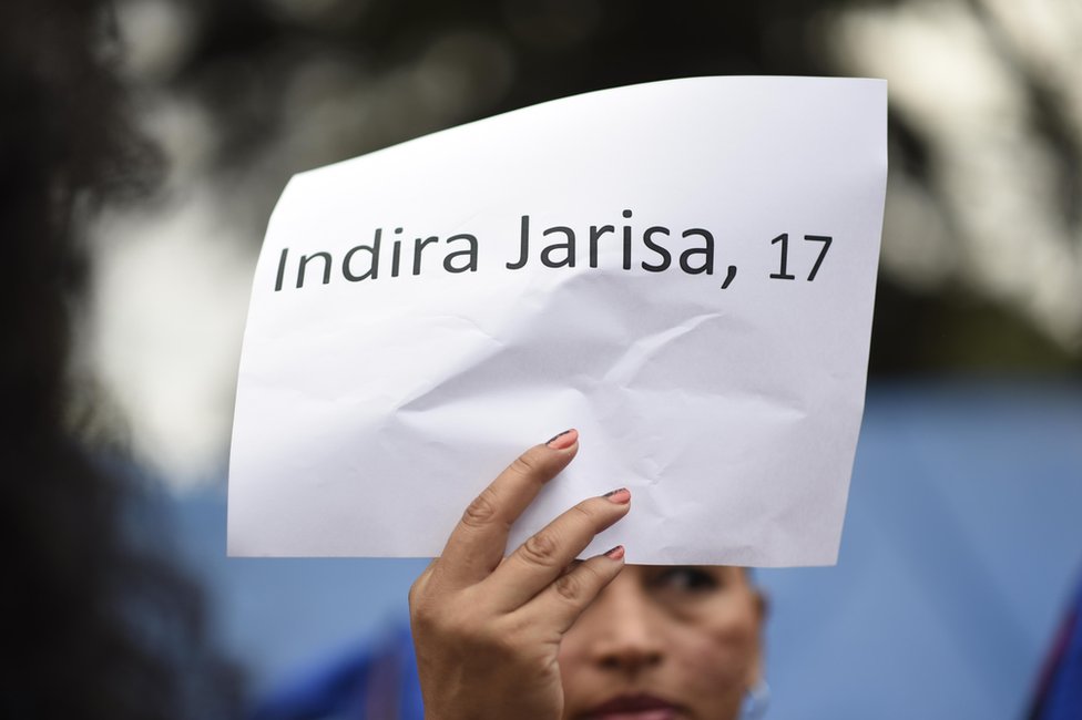 Cartel con el nombre de una de las 40 niñas muertas en el incendio que se registró el 8 de marzo en el Hogar Seguro Virgen de la Asunción de Guatemala.