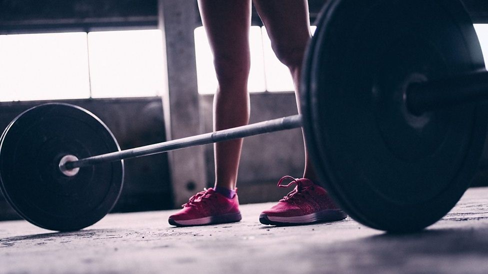 Por qué levantar pesas puede ser más beneficioso de lo que uno