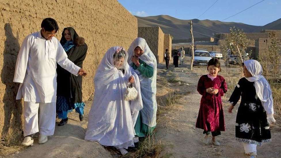 Toshakda dostingiz bilan yubkada jinsiy aloqa