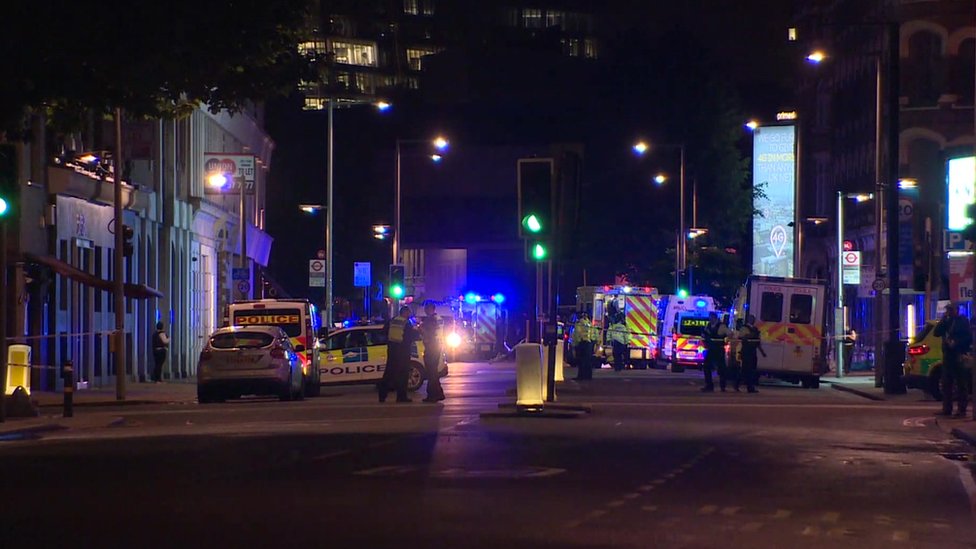 Policía y ambulancias en el Puente de Londres.
