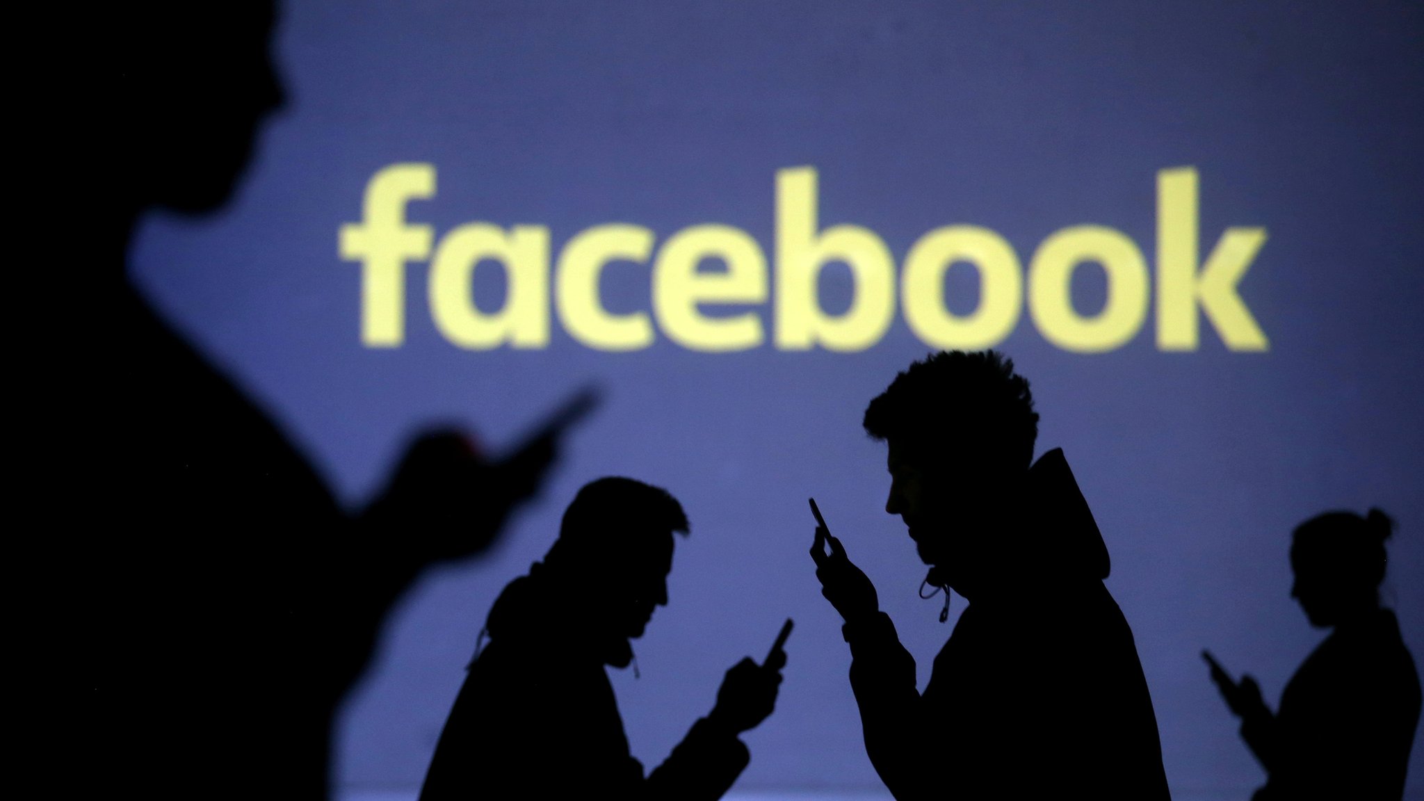 Facebook shares slump 20% after growth warning