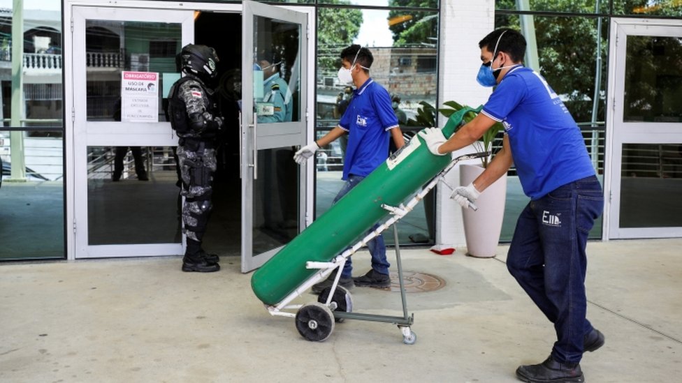 A falta de oxigênio é real, nos hospitais e nas democracias